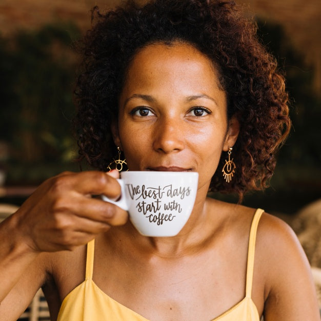 Free Coffee Cup Mockup With Woman Psd