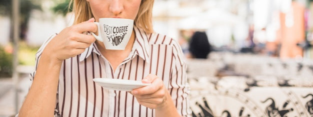 Free Coffee Cup Mockup With Woman Psd