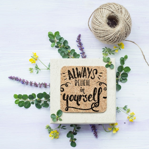 Free Cork Plate Mockup With Floral Decoration Psd