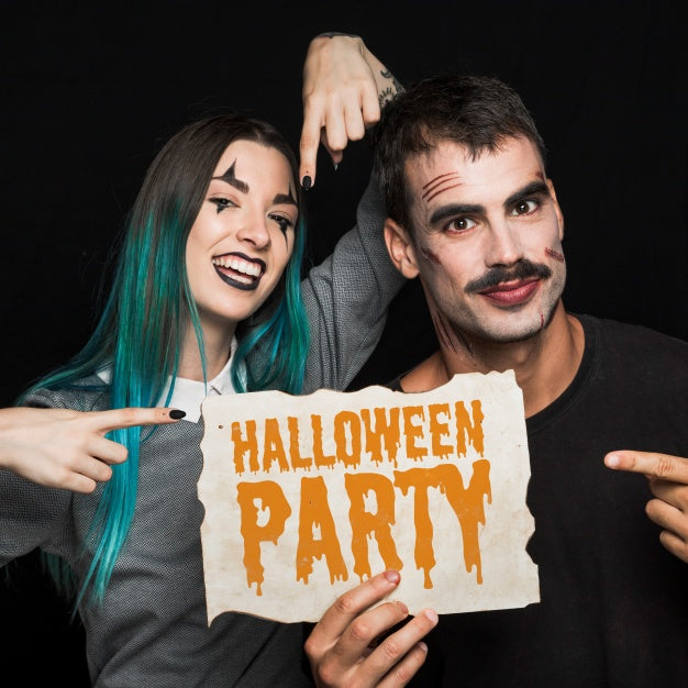 Free Couple Holding Paper With Halloween Lettering Psd