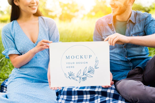 Free Couple Holding Picnic Mock-Up Psd