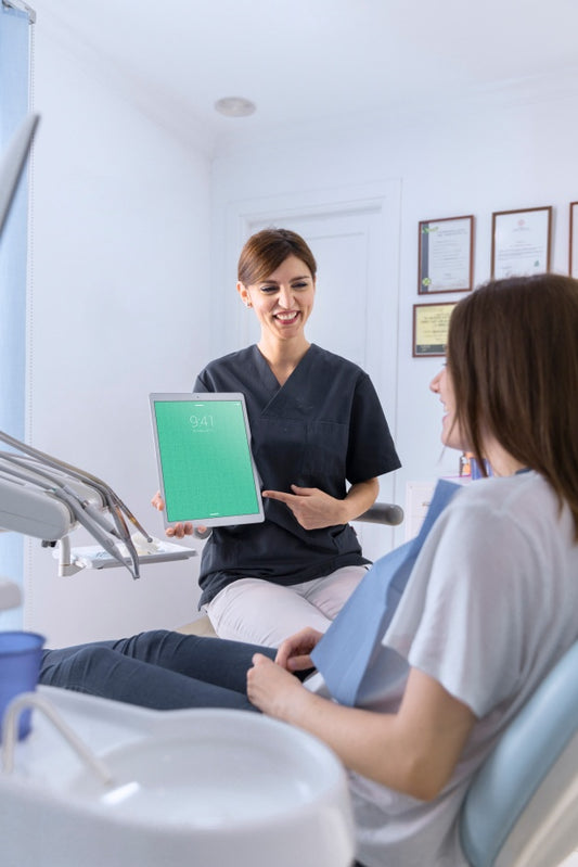 Free Dentist Mockup With Tablet Psd