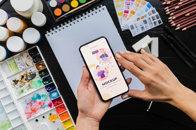 Free Desk Of Painting Artist With Mobile Psd