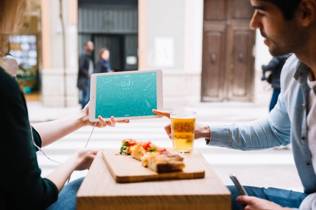 Free Eating Couple In City With Tablet Psd