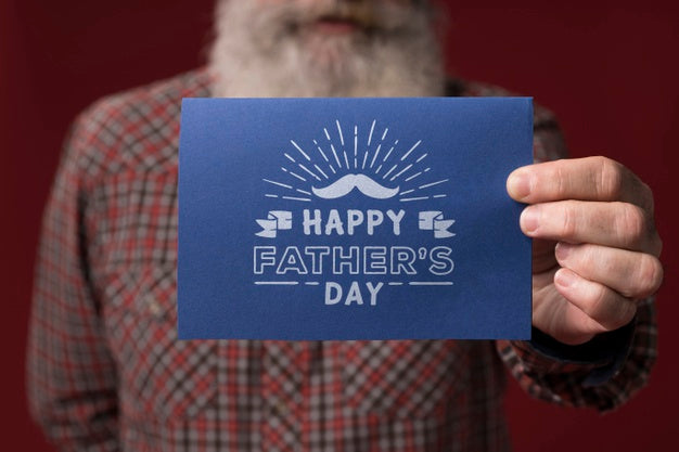 Free Father Holding Cardboard Mock-Up On Burgundy Background Psd