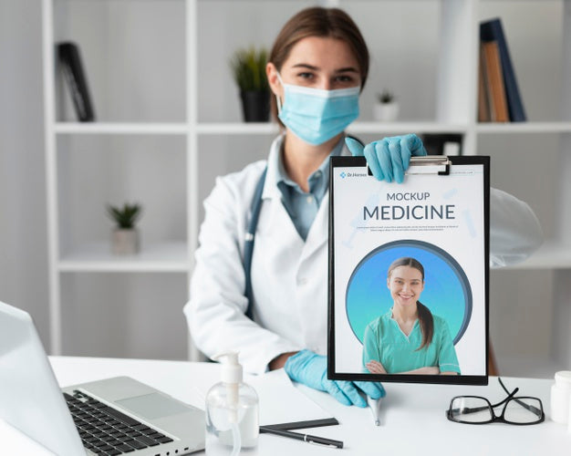 Free Female Doctor Holding A Mock-Up Clipboard Psd