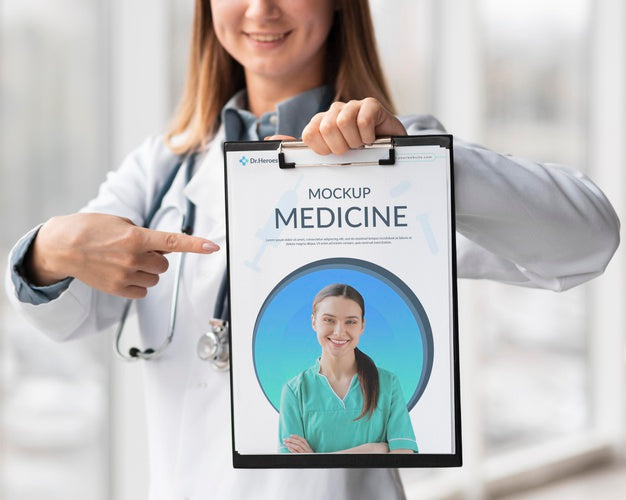 Free Female Doctor Holding A Mock-Up Clipboard Psd