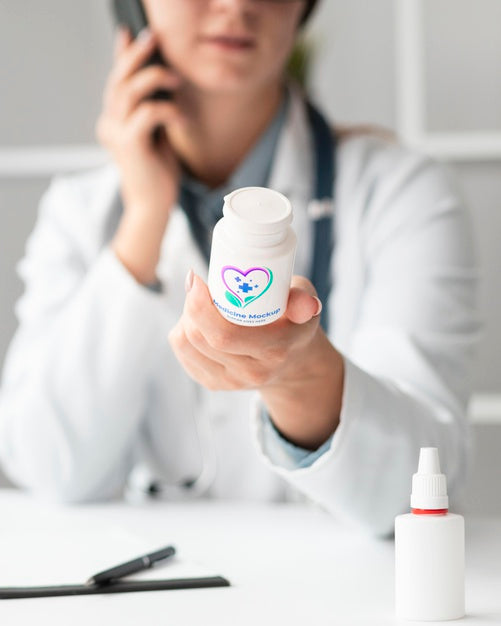 Free Female Doctor Holding A Mock-Up Medicine Bottle Psd