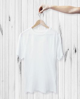 Free Female Holding T-Shirt Mockup Psd