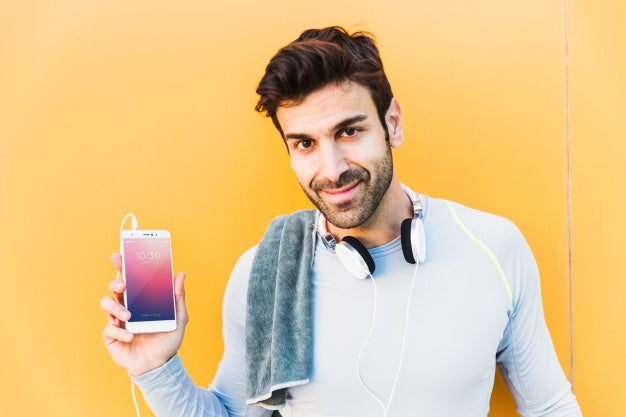 Free Fitness Mockup With Man Showing Smartphone Psd