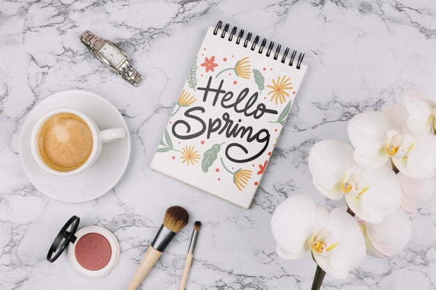 Free Flat Lay Notepad Mockup With Spring Concept Psd