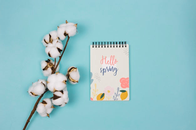 Free Flat Lay Notepad Mockup With Spring Concept Psd