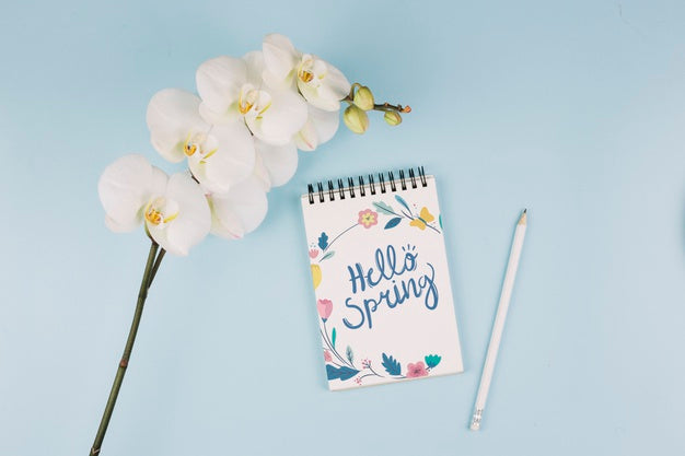 Free Flat Lay Notepad Mockup With Spring Concept Psd