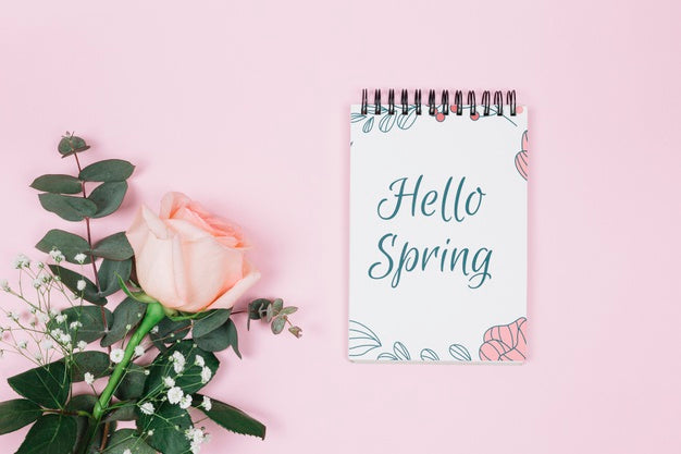 Free Flat Lay Notepad Mockup With Spring Concept Psd