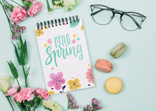 Free Flat Lay Notepad Mockup With Spring Concept Psd