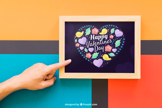 Free Frame Mock Up With Finger Psd