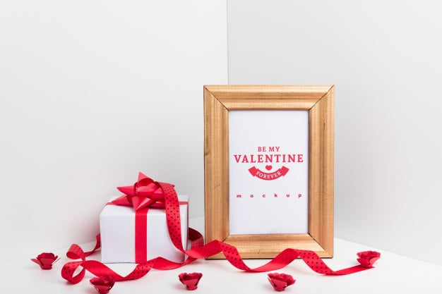 Free Frame Mockup With Valentine Concept Psd