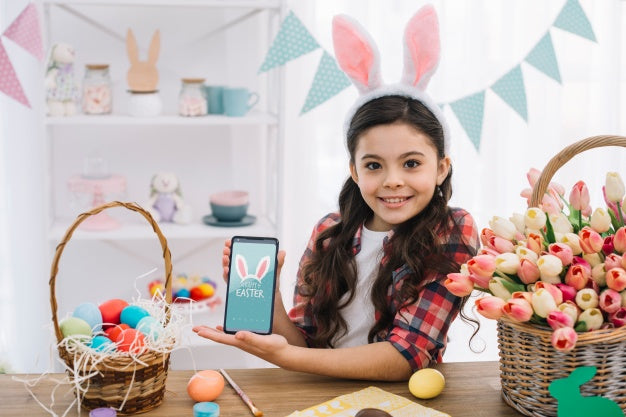 Free Girl With Smartphone Mockup On Easter Day Psd