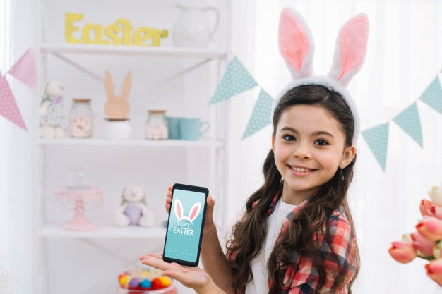 Free Girl With Smartphone Mockup On Easter Day Psd