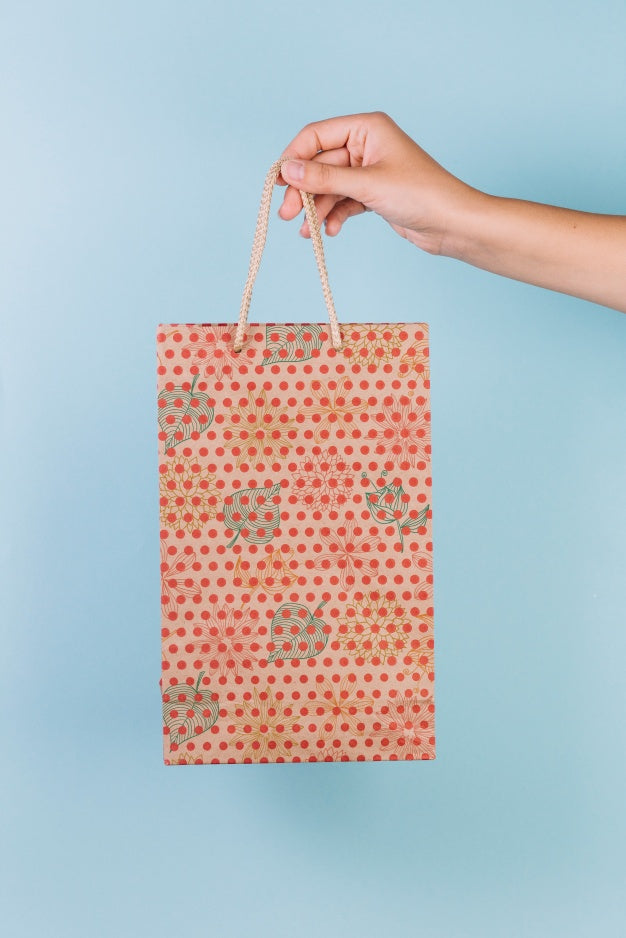 Free Hand Holding Shopping Bag Mockup Psd