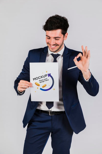 Free Happy Man Holding A Placard Concept Mock-Up Psd