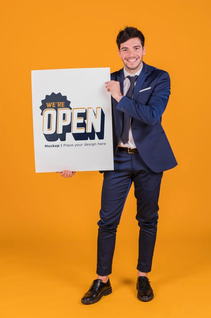 Free Happy Man Holding A Placard Concept Mock-Up Psd