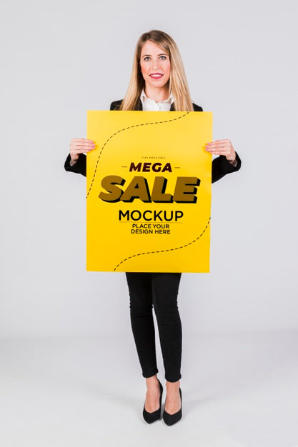 Free Happy Woman Holding A Placard Concept Mock-Up Psd