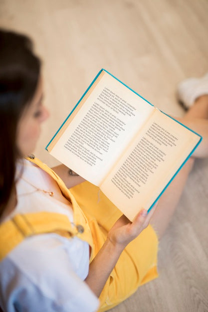 Free High Angle Of A Girl Reading In The Library Psd