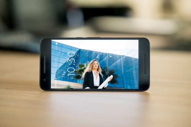 Free Horizontal Smartphone Mockup On Table Psd