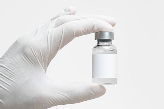 Free Injection Bottle With Label Mockup In Nurse'S Hand Psd