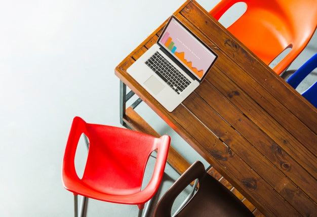 Free Laptop Mockup On Wooden Table Psd