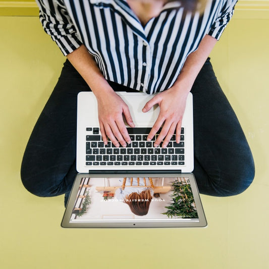 Free Laptop Mockup With Businesswoman Psd