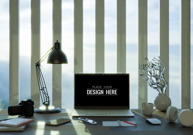 Free Laptop On Desk In Workspace Mockup Psd