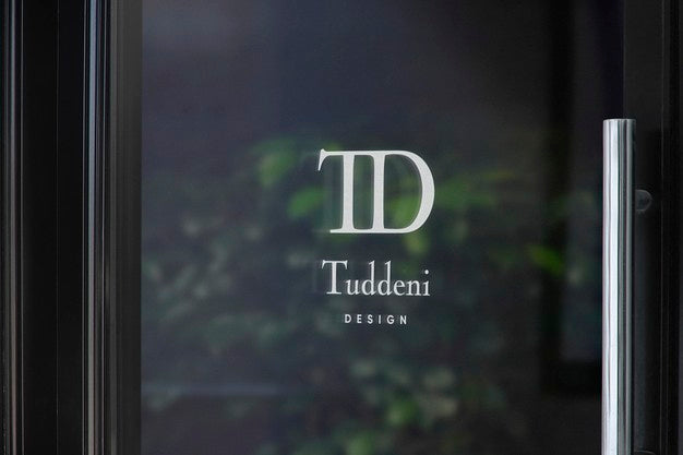 Free Luxury Door Window Sign Logo Mockup Psd