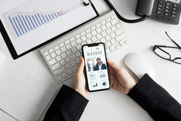 Free Man Holding A Smartphone Mock-Up At The Office Psd