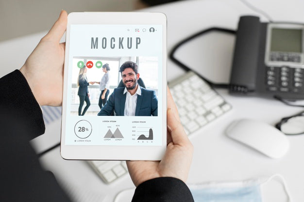 Free Man Holding A Tablet Mock-Up Psd