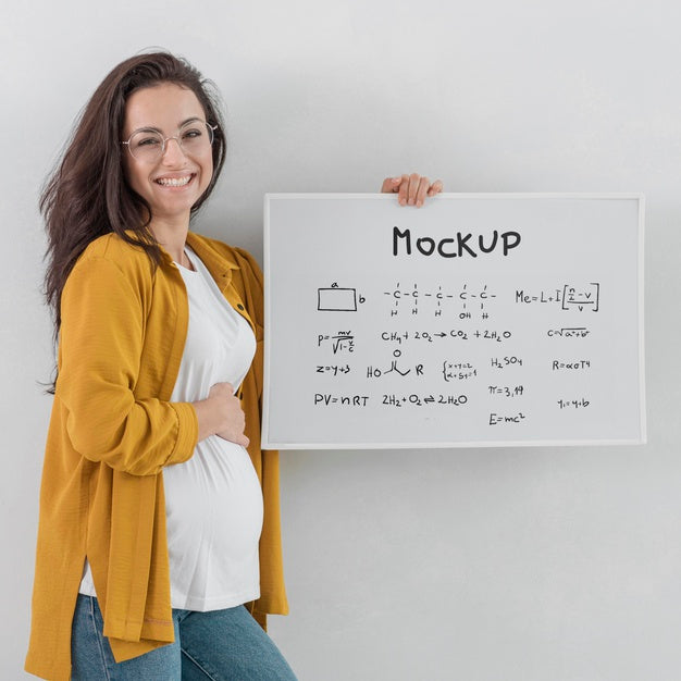 Free Medium Shot Pregnant Business Woman Mockup Psd