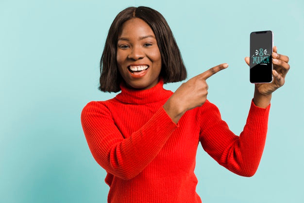 Free Medium Shot Smiley Woman Holding A Smartphone Psd