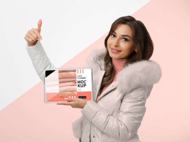 Free Medium Shot Smiley Woman Holding Tablet Psd