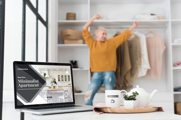 Free Mock-Up Minimalist Apartments And Blurred Woman Psd