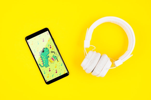 Free Mock-Up Smartphone Beside Headphones Psd