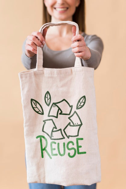 Free Mock-Up Woman With Reusable Bag Psd