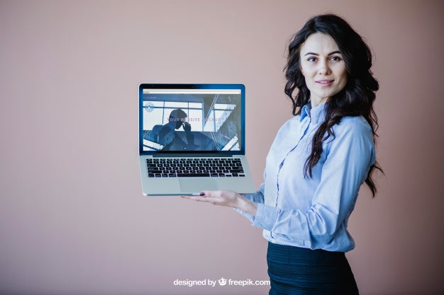 Free Modern Businesswoman Presenting Laptop Psd