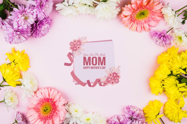 Free Mothers Day Card Mockup With Flowers Psd