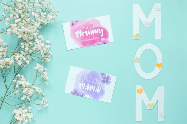 Free Mothers Day Card Mockup With Flowers Psd