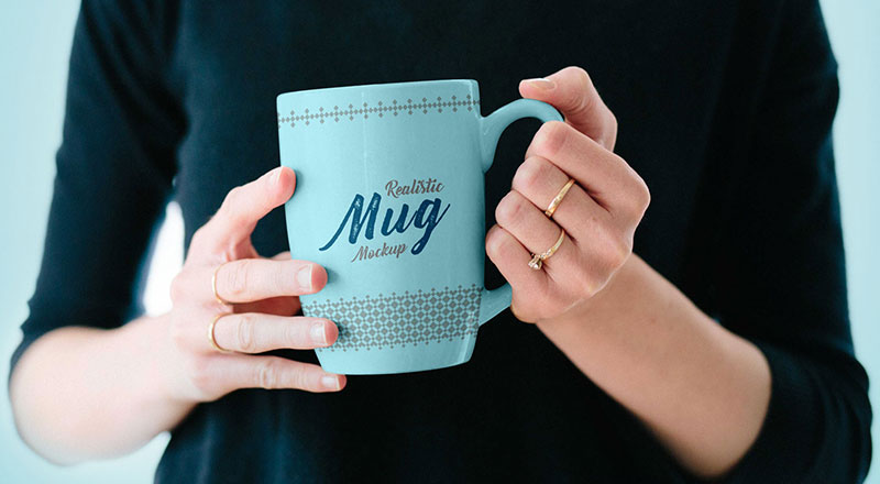 Free Mug In Female Hand Mockup Psd