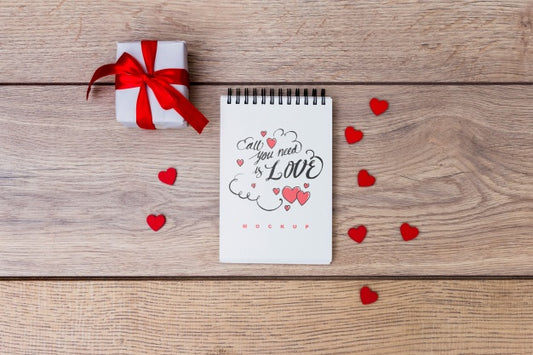 Free Notepad Mockup Next To Gift Box For Valentine Psd