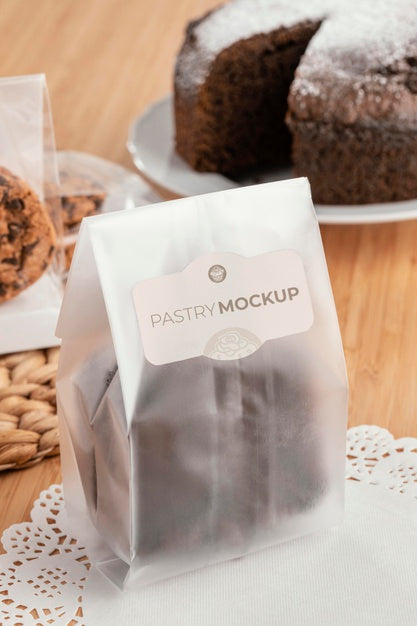 Free Pastry In Transparent Packaging Mockup Psd