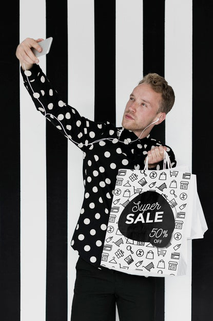 Free Satisfied Man Taking Selfie With Shopping Bags Psd