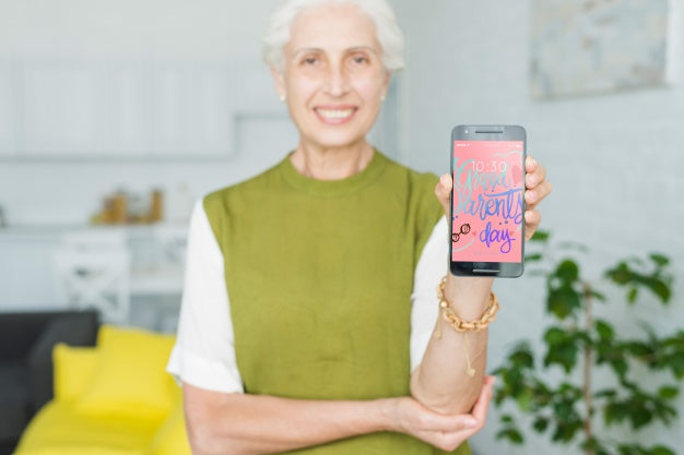 Free Senior Woman Holding Smartphone Mockup Psd